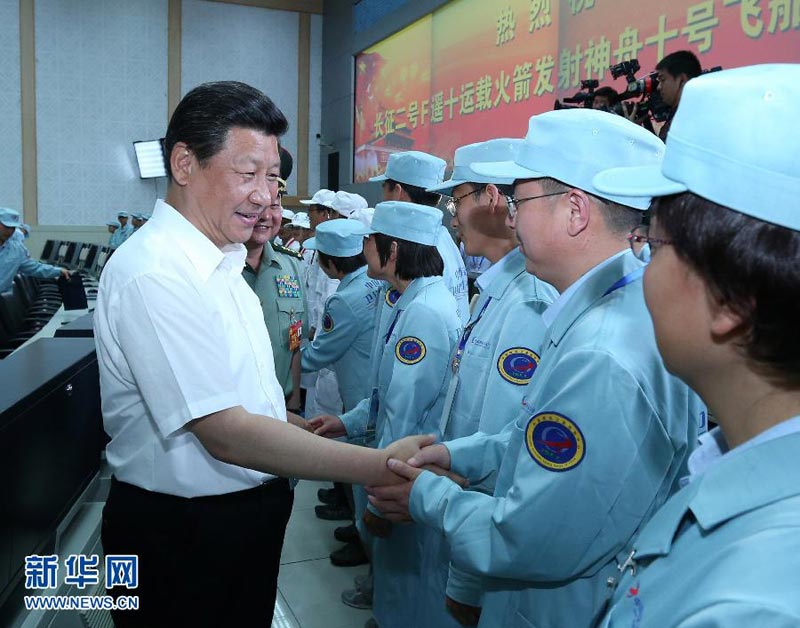 6月11日，中共中央總書記、國家主席、中央軍委主席習近平在酒泉衛星發射中心觀看神舟十號載人飛船發射。這是習近平在飛船發射成功后同現場指揮人員親切握手，向他們表示誠摯慰問。新華社記者 龐興雷 攝 圖片來源：新華網