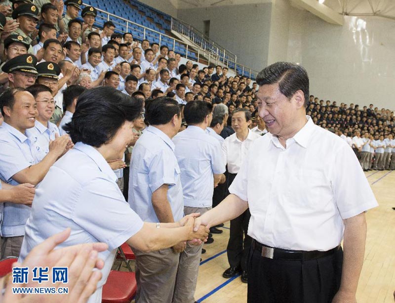 6月11日，中共中央總書記、國家主席、中央軍委主席習近平在酒泉衛星發射中心觀看神舟十號載人飛船發射。這是習近平在飛船發射成功后親切接見參加這次任務的參研參試單位代表，向他們表示誠摯慰問。新華社記者 李學仁 攝 圖片來源：新華網