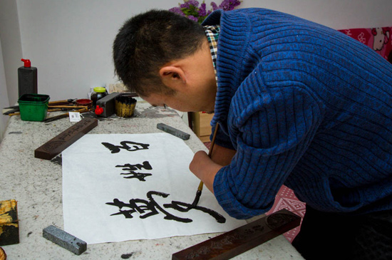 張光君從小便接受書法，也通過自己的努力讓自己寫的一手好字能夠靠賣字養活自己。