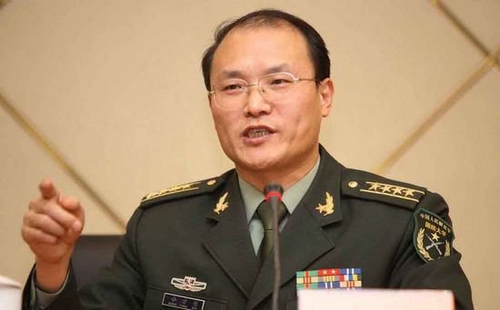 國防大學教授   公方彬：軍隊反腐進入新常態 腐敗分子摧不垮軍隊戰斗力 　　軍隊反腐作為全黨反腐的組成部分，發生了16位軍級以上干部落馬，與十八大以來打掉的60名省部級“大老虎”在邏輯上一致。我們隻要堅信全黨深入反腐會反出一個明亮的世界，那麼就應當相信軍隊反腐也會贏得新的更大的進展。當然，軍隊與其他的黨政部門和行政單位有所不同，其反腐工作也有其獨特的運行模式。他強調，軍隊建設與發展的最終目標是保家衛國，是要能打勝仗，而其反腐工作也是最終為了提高部隊的戰斗力。此次公布涉及貪腐案件軍官名單，說明我們有勇氣去面對發展過程中存在的問題。我們要以積極的心態去看待軍隊的發展，軍中的腐敗分子絕不會摧垮軍隊的戰斗力和精神大廈，因為解決腐敗問題的強烈決心正是希望所在。