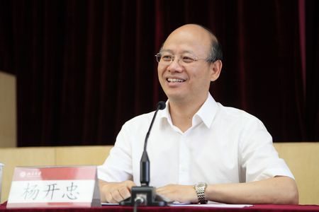 北京大學教授   楊開忠：通過有序疏解，真正走出一條內涵式集約發展的新路>>詳細　　從“城市化”到“逆城市化”，從“攤大餅”到“市郊化”——盡管有國情的不同，但美國城鎮化的軌跡給快速城鎮化的中國以啟示。北京大學教授楊開忠認為，下一步，城市郊區化發展可能帶來新的城市問題，如何合理布局城市功能、配套產業發展是關鍵。要通過有序疏解，降低北京市特別是城六區的人口密度，調整經濟結構和空間結構，真正走出一條內涵式集約發展的新路。